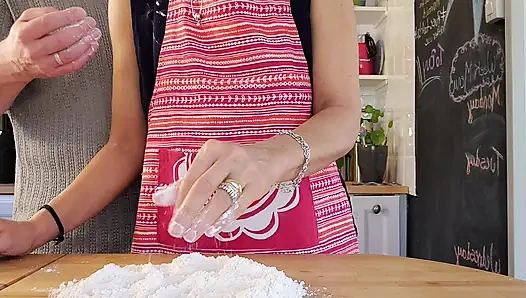 Harika doğal memeli ateşli evli kadın mutfakta çalışırken amını dolduruyor.