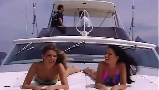 Ines ve Yelena Schieffer iki erkek bir dörtlü grup sekste gemide yüze boşalmayı paylaşıyor