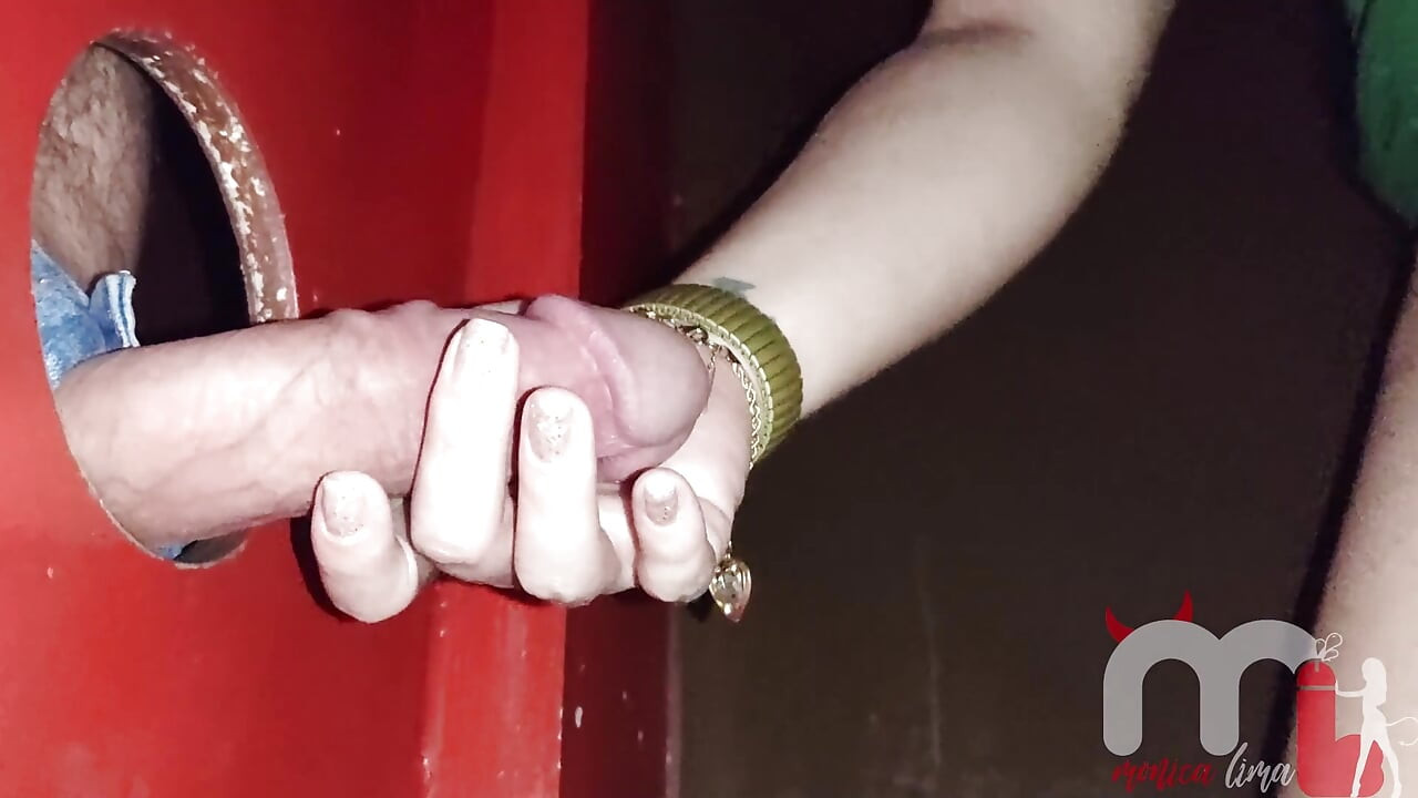 زوجة مارس الجنس من قبل الغرباء في gloryhole