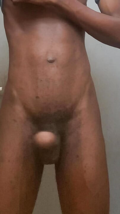 大黑在公共洗手间里玩得很开心