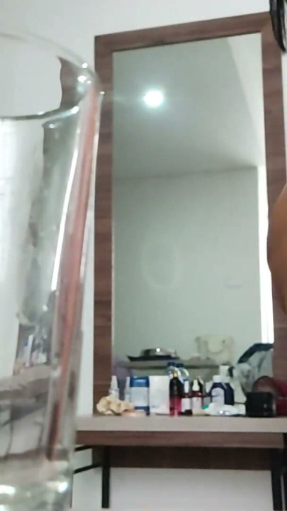 Menina nua experimenta diferentes conjuntos de roupas | Clipe 3