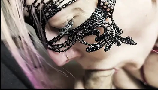 Öğleden sonra boğaz servisi - siyah elbise her damlayı yutuyor