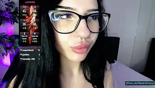 RavenFoxxy приносит сладкую энергию студентки и вид напряжения, мужчины жаждут мгновенно