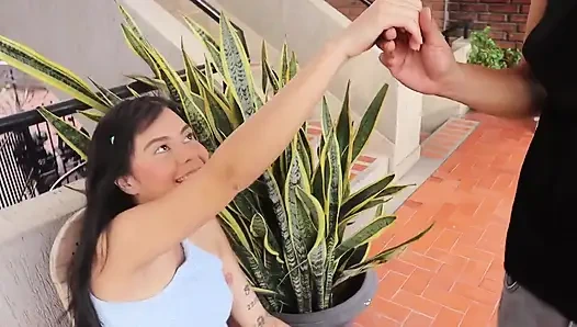 Tetanggaku yang cantik dari kondoku lagi sendirian dan mengundangku untuk minum air di rumahnya