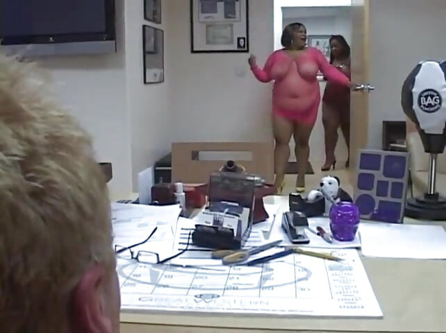 Preto e branco enorme corpo vibrador jogando pau grande chupando