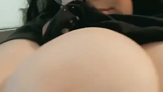 Cewek toket besar ini lagi asik dudukin kontol di sofa