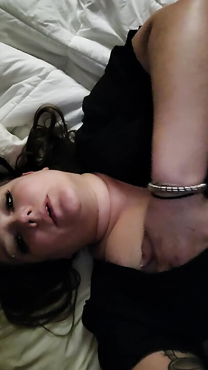 Gata de vestido preto brinca com vibrador