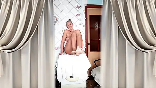 Ateşli ev hanımı Lukerya mutfakta eğleniyor.