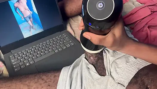 Aku lagi asik nonton video pacarku yang super hot lagi asik muasin memekku