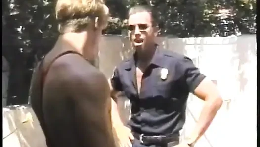 Polis memuru bu adamı iyi bir şekilde cezalandırmak istiyor