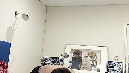 Tetangga saya mengundang saya untuk berhubungan seks yang menyenangkan pada hari Minggu