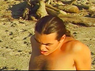 裸体在海滩上，一对情侣互相操逼