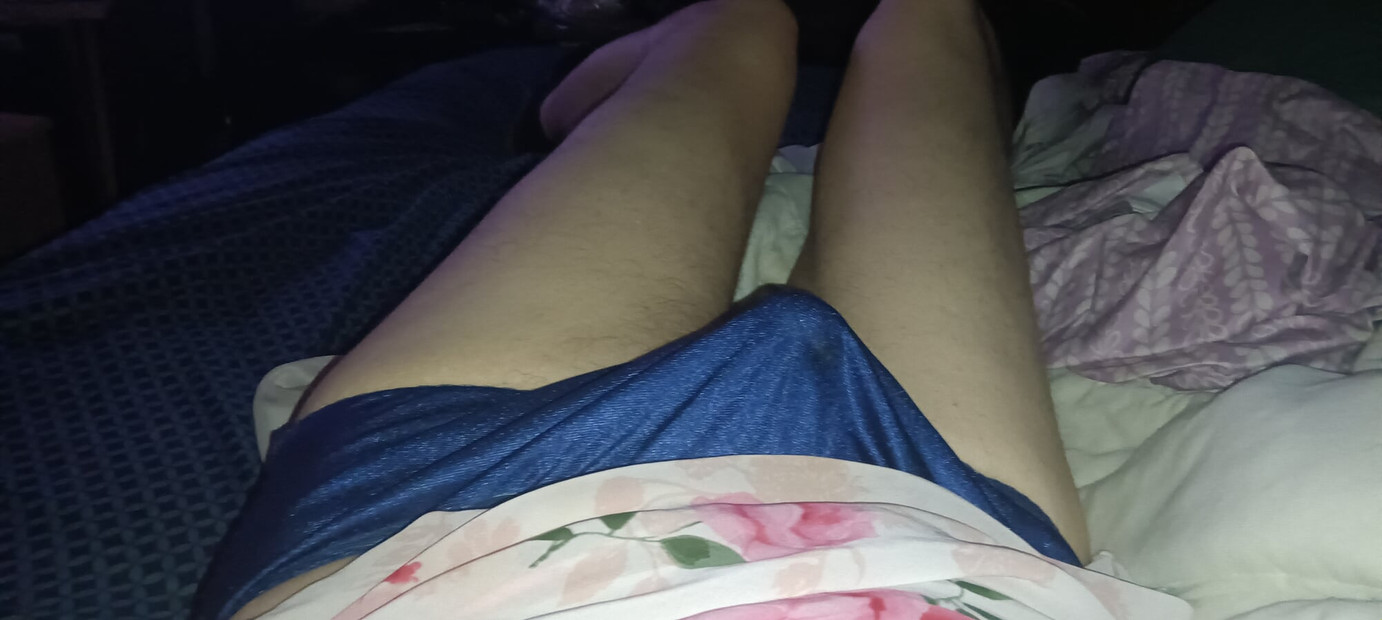 Banci lagi asik mainin celana dalamnya, sange banget