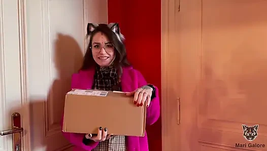 Mari galore unboxes mesin seks sama pacarnya