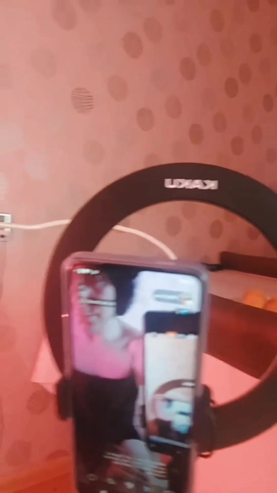 Büyük götlü kadın kılıklı evde yalnız