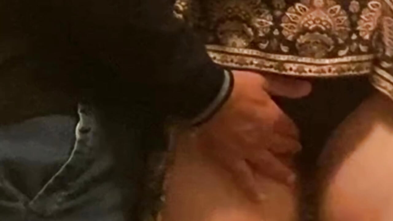 Puta al azar es tocada en un metro lleno de gente