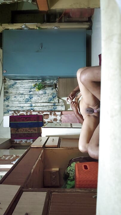 I called my desi girlfriend to my house and swollen her pussy.