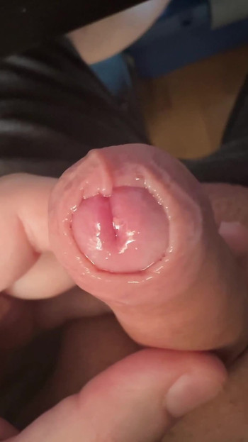 Minnesvärt ögonblick från "Lek med min lilla kuk och den långa förhuden. (slow motion)"