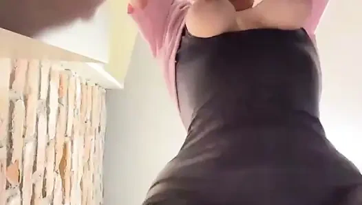 Первый раз мастурбирует на публике