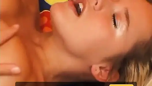 Cewek cantik rambut pirang sempurna lagi fingering memeknya