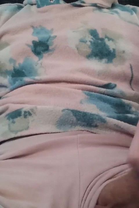 Pembe kapüşonlu kız arkadaşımla okşuyor