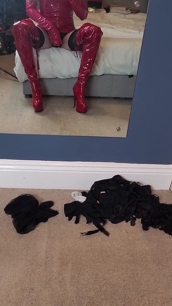 私の熱いPVC娼婦のきしむ音を聞いて弱くなってる?