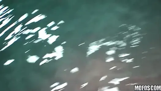 Mofos - Четыре на четвертом, Grils Go Wild на перерыве