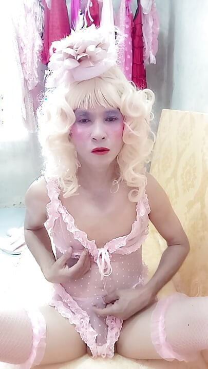 Oanh le transjendar seksi porn kapre pahanakar nakli kain ke saath khel rahi hai