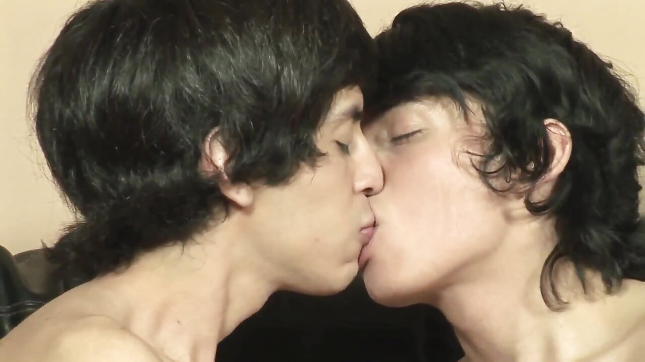 Video exclusivo a pelo: morena caliente y sexy twinks con pollas duras follando analmente