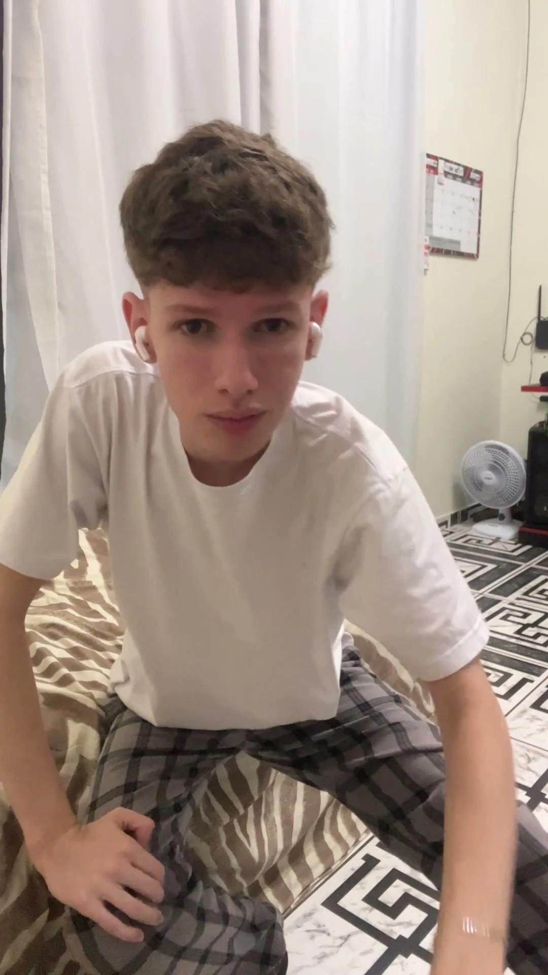Skinny blonde twink showing his naked body,Kedoimath