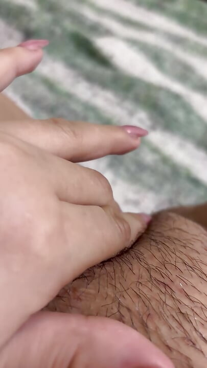 בלונדינית סקסית מעסה את הכוס הוורוד הגדול והשעיר שלה