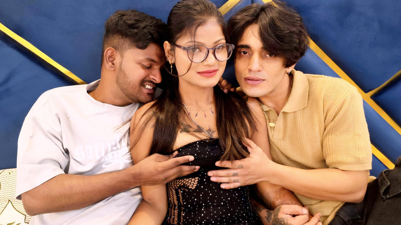 भारतीय एशियाई देसी तीन दोस्त तीन लोगों की चुदाई का मजा ले रहे हैं हार्डकोर चुदाई दो बड़े लंड