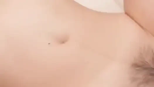 Minyon Asyalı Lulu Wild derin emiyor, sert sikiliyor ve çiğ dölleniyor