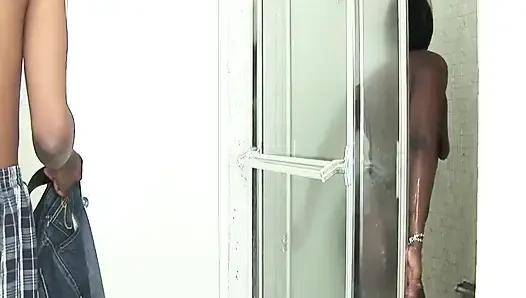 Zenci götü duşta yumrukla genişliyor