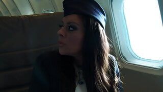 Gelukkige hunk mag twee hete passagiersbabes aan boord van een vliegtuig neuken