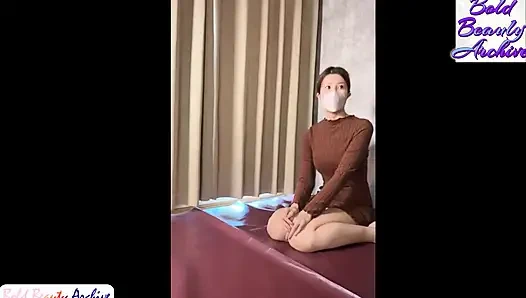 Die Brust einer üppigen, reifen Frau schwankt in roher und intensiver Stimulation. Geheime optionale Vibrationen, unwiderstehlich attraktiv!