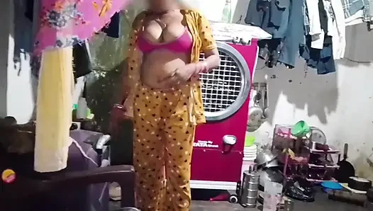 Penis kakak ipar yang baru menikah mendapat air dari tangannya, video seksi desi, video seksi, video seks.