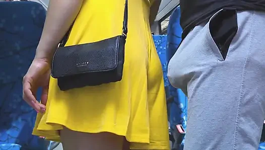 Riskanter handjob in den öffentlichen Verkehrsmitteln! Schmutziger fremder ejakulat mit der hand des mädchens