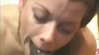 Une femme cocu trait une grosse bite noire et échange du sperme avec sa copine!