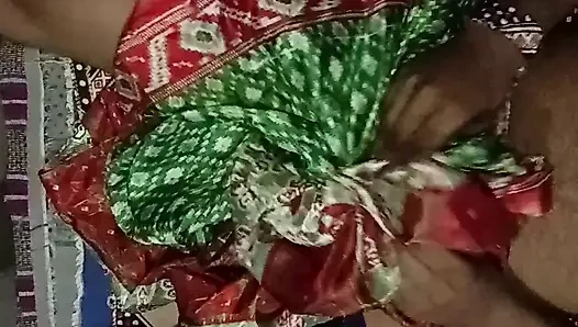 Padosan yengenin yumuşak sari ile sikişiyor