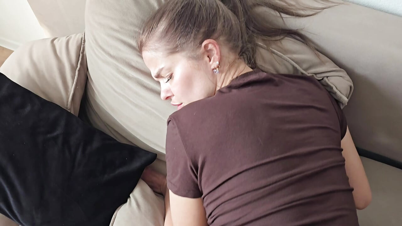 Distracted his wife from household chores and cum in her pussy.