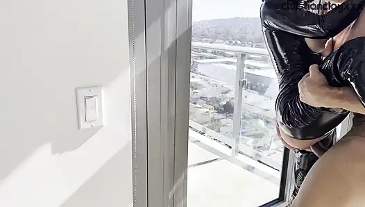 Deri giymiş ateşli oryantal sürtük Nicole Doshi Christian Clay tarafından sert sikiliyor