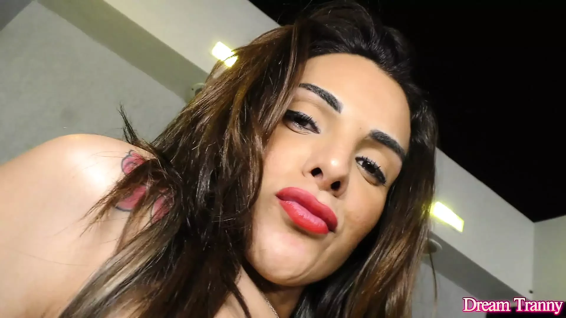 Tgirl Melyna Merli usa a máquina para saciar seus desejos anais