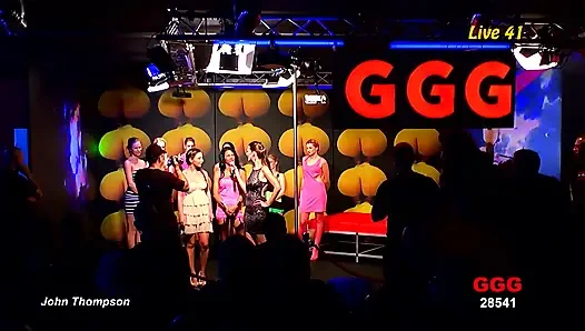 Ggg - Büyük Göğüslü Sarışın MILF Kulüpte Bir Grup Adam Tarafından Grup Tarafından Cinsel Saldırıya Uğradı - Ggg Canlı Gösteride