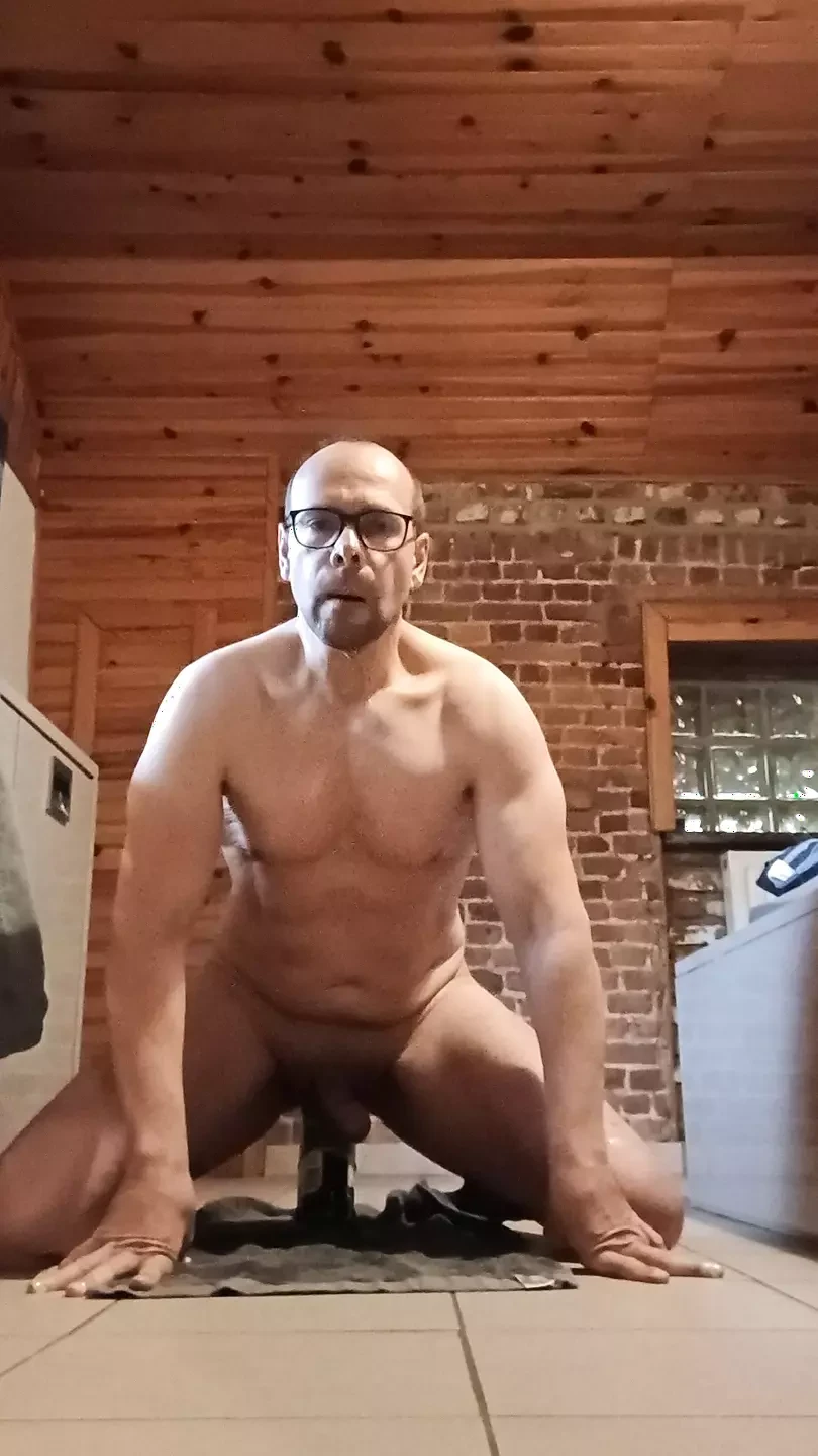 I fuck a bottle with my ass and cum