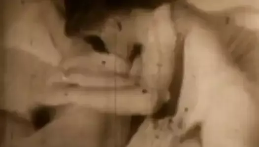 Паренек трахает пальцами вагину милфы (винтаж 1950-х)