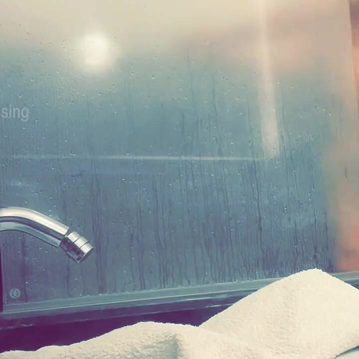 白い肌の赤毛のルームメイトがシャワー中におしっこをしているところを見つかる