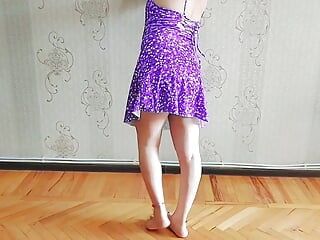 प्यारी प्री कमिंग हॉट टांगें लेडीबॉय सेक्सी किन्नर प्यारी क्रॉसड्रेसर पेट डांसर स्कर्ट के साथ