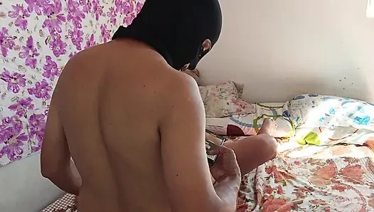 Tombul desi gerçek evli kadın gırtlağına kadar alıyor ve götünü esnetiyor