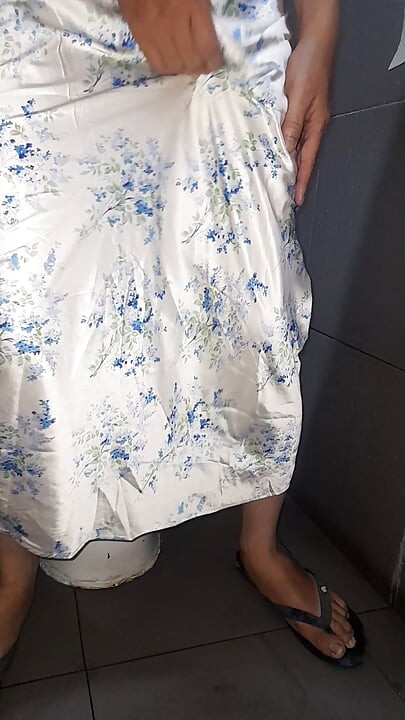 Crossdressing Noseći Satensku haljinu s Halter Ovratnikom